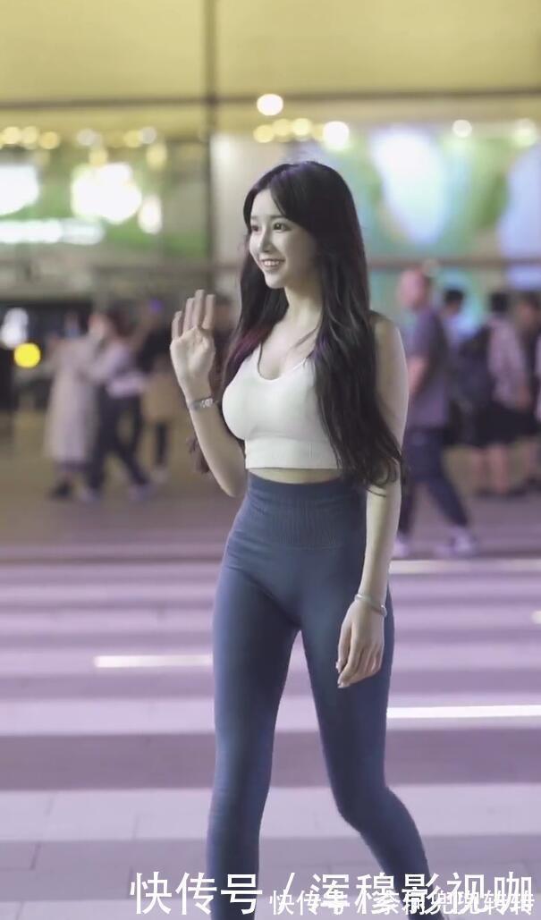 美眉|瑜伽裤造型,穿到街头,给人“秋裤外穿”的印象