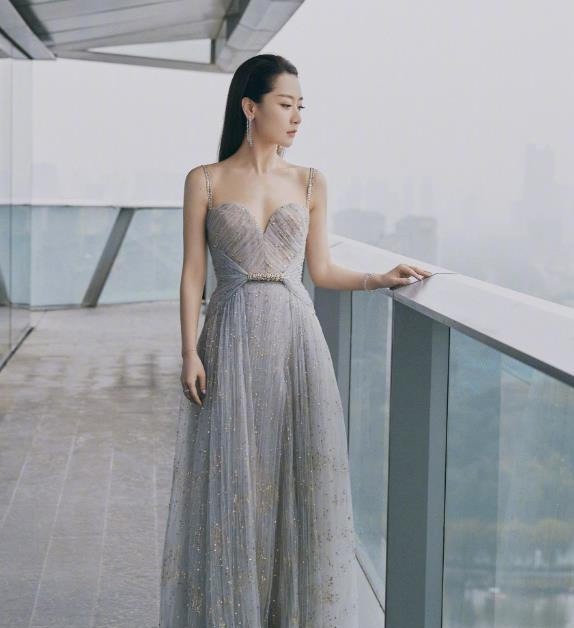 点名|白冰礼服惹争议，品牌方点名要求删除照片，不红真是原罪啊