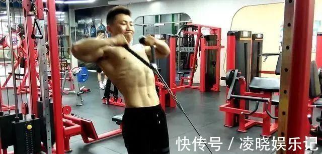 小姐姐|魔鬼身材+少女脸,靠健身收入过亿的帕梅拉跟她练真的有用吗?