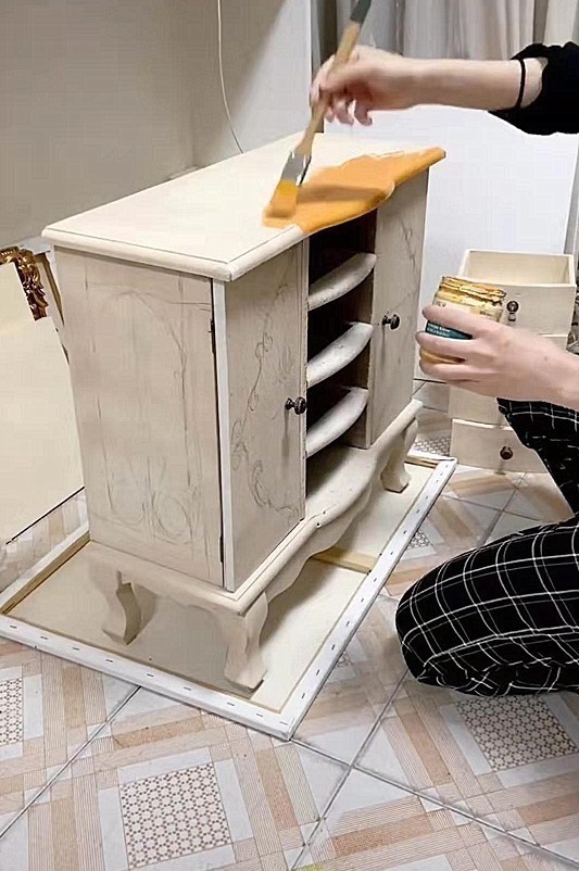 小姐姐!美术生改造“旧桌子”,起初被吐槽作妖,看到结局:买不起的艺术品