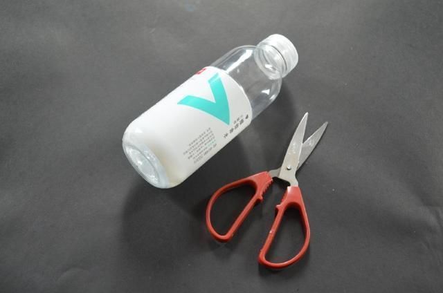 塑料瓶别再扔了,改造一下,粘在厨房里有大用处,省钱又实用