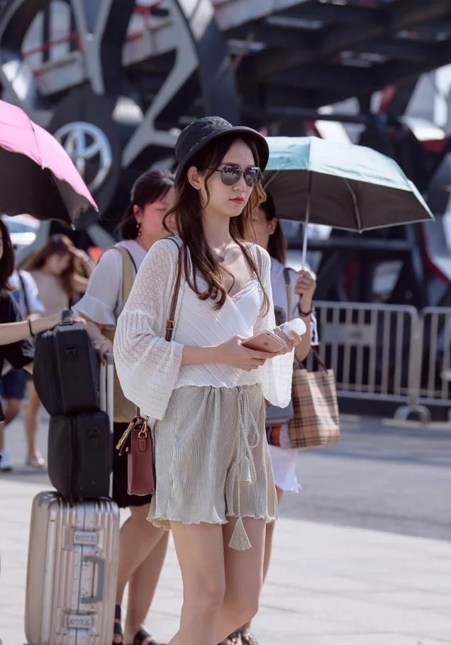 街拍:衣装时尚有个性的小姐姐,长相秀丽气质典雅,很有魅力