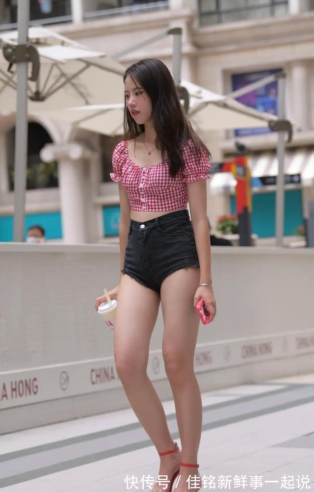 蓝黑色 牛仔短裤怎么搭配出时髦感掌握这些搭配技巧,清凉时髦显身材!