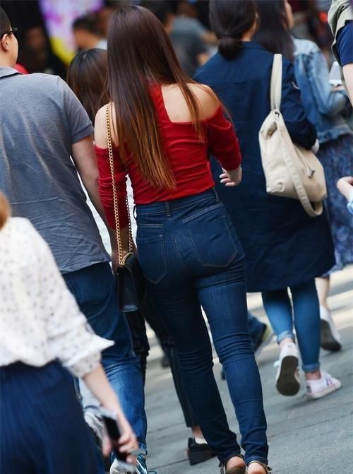 裙子|贴身束腰的瑜伽裤，裙子是个不错的选择，显得瘦高