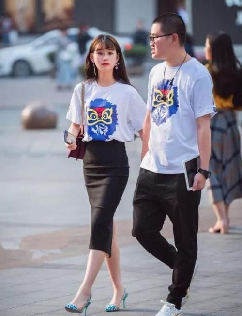 美女|时髦美女,一件牛仔外套配牛仔紧身裤,时尚活力气质