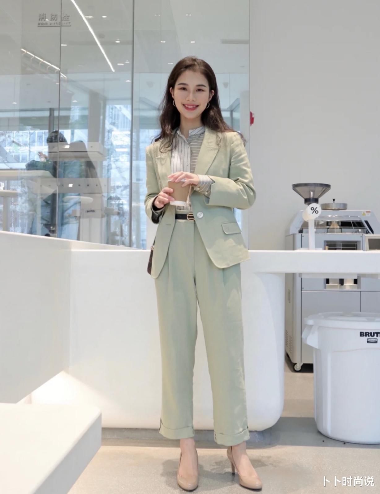 黑黄皮别穿得太暗沉，试试“这些颜色+暖白色”，温柔显白又减龄