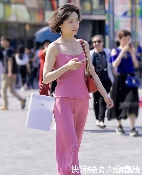 背心 两种不同风格的背心穿搭,给你个性十足的感觉,永不撞衫