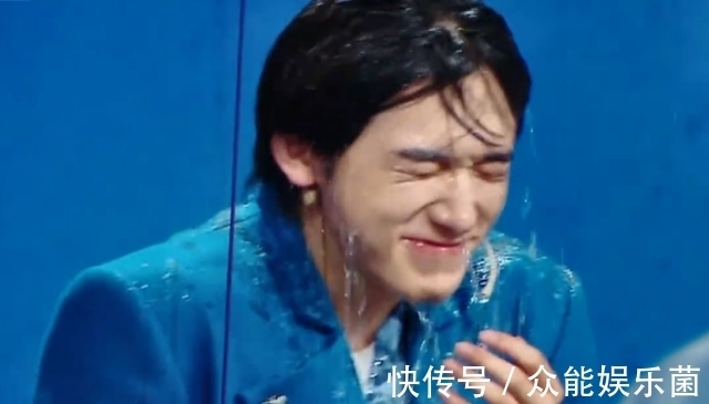 宋亚轩淋水后,王牌家族无人给拿毛巾,只有不受待见的他送上温暖