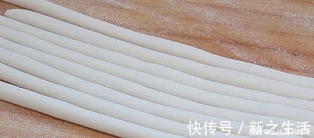 过年吃的零食江米条，不用买，在家自己做，香甜又酥脆，过年必备