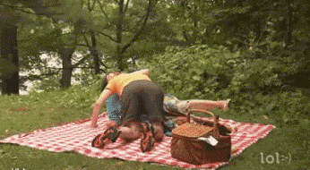 |爆笑段子:大哥这是保龄球不是手榴弹啊