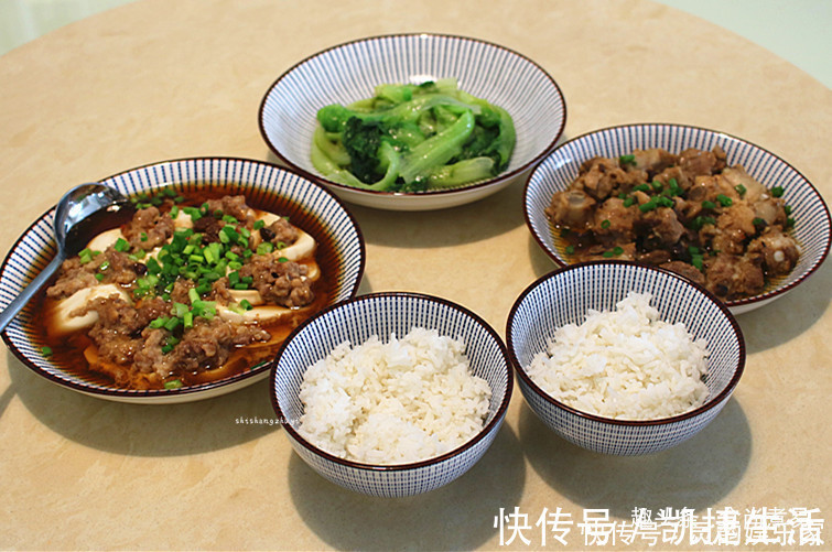 豆腐|两个人的午餐，花了不到30块，荤素搭配很营养，关键还简单