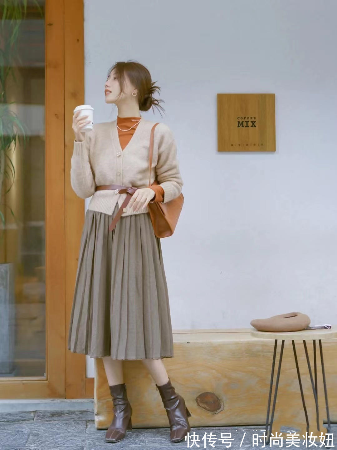 下半身 “百褶裙+短靴”才是冬季正确打开方式,优雅显气质,适合40岁