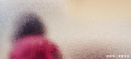 自卑|男孩手写“印刷体”走红,获赞700万,父母却叹气:他生病了