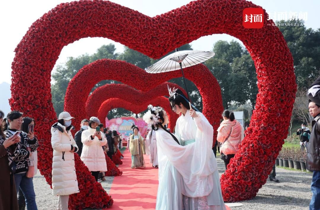 定情信物#情人节遇上元宵节 成都“国风”花海盛宴太浪漫