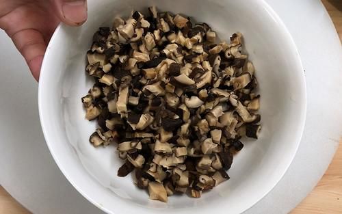  香菇|天冷来俩热乎乎的香菇青菜包，教你1个小技巧，青菜碧绿不发黄