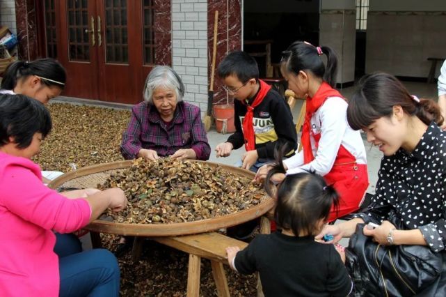 小凌|老师，您好丨乡村教师凌佳：12年坚守只为做孩子心中的“一道光”