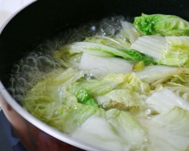 秋天多给家人这样吃白菜，不和面不擀面，清香柔软，汤也很鲜