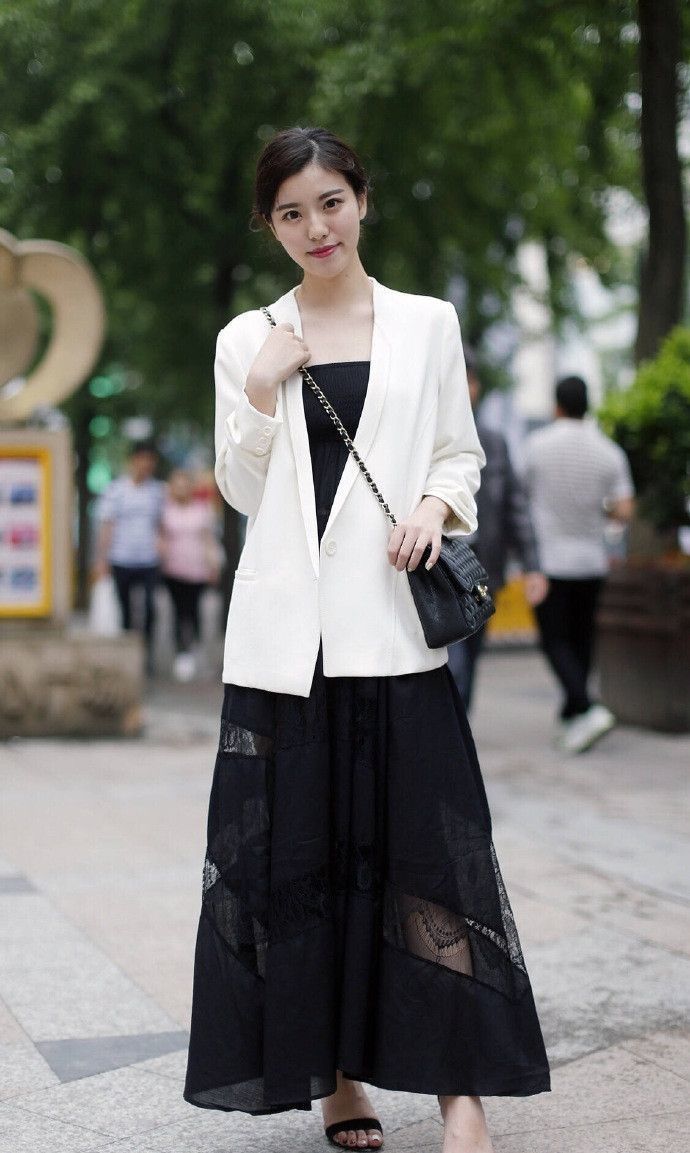 街拍:小美女如此搭配,魅力十足,真是惊艳众人