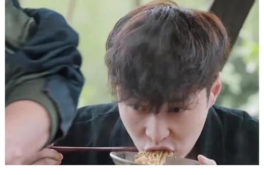 黃磊做的“蔥油拌面”能申請吉尼斯?看張藝興的剩飯,瞬間明白了