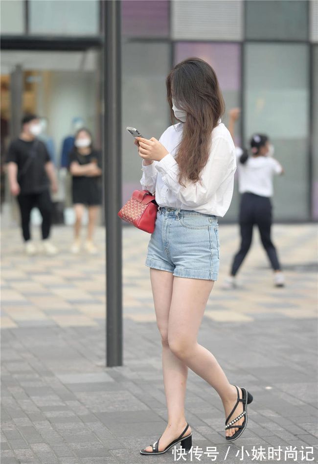 美女|搭配短裤,依旧有不怕冷的姑娘,搭配出别样的味道