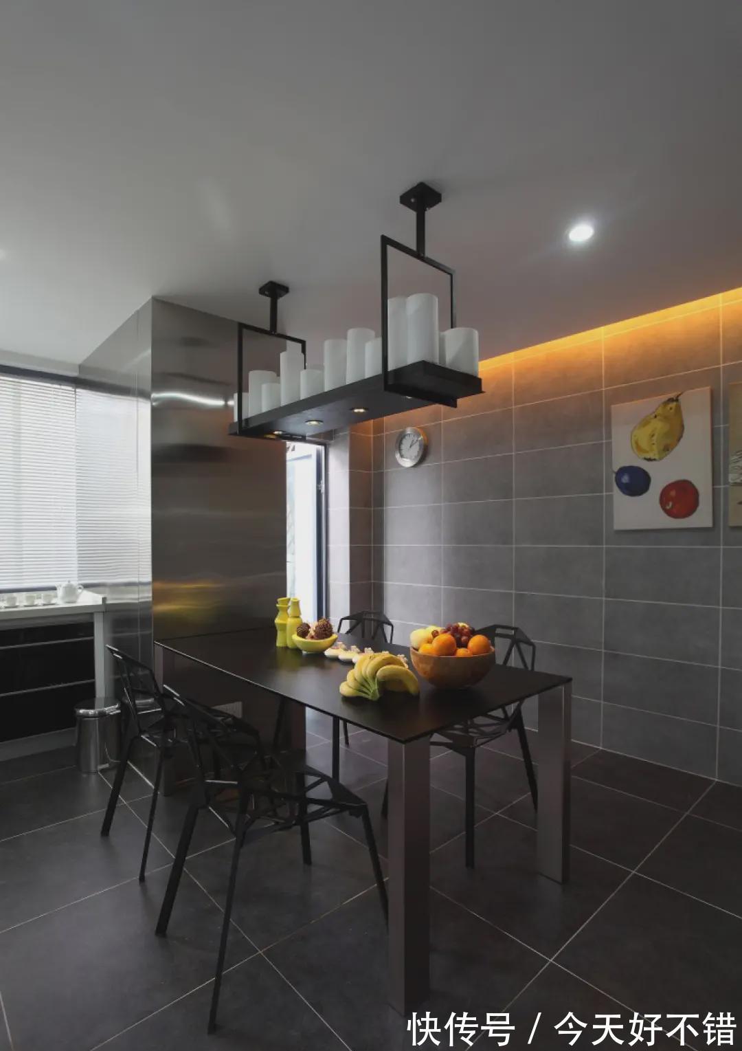 装修|130㎡新房装修，现代简约风设计，好有情调的一个阳台布置！