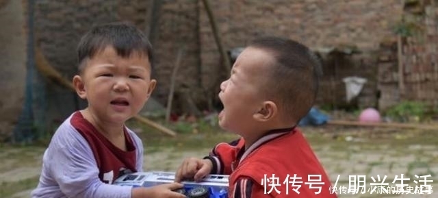 村民|奶奶带孙子参加酒席,回家后被大家“拉黑”,村民:你自己管吧