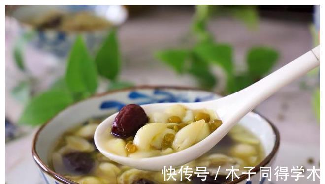 百合|秋天,百合正当季,加两种食材一起煮,清甜润燥,便宜又好喝