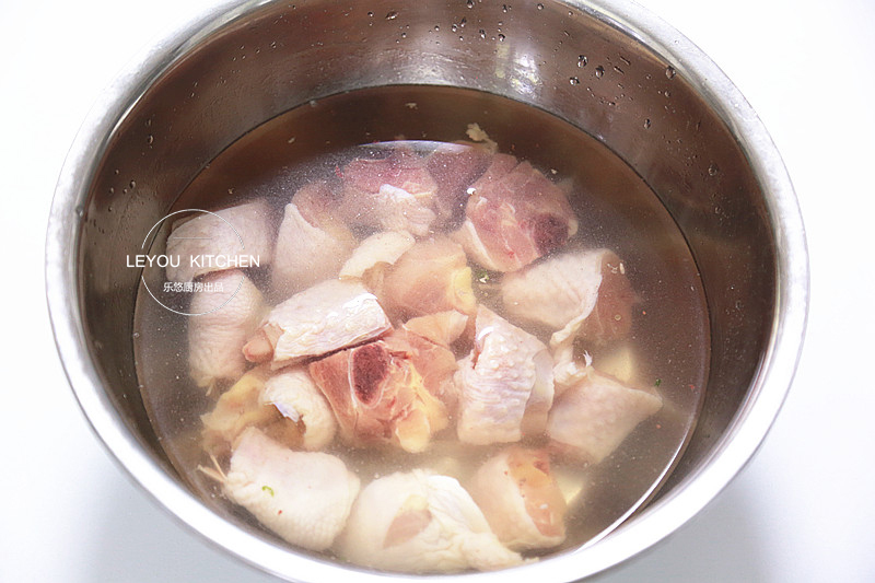 鸡肉和它们一起蒸,又鲜又嫩,不用闻油烟,简单好做,很适合夏天