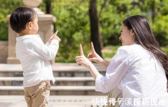 父母|为什么宝宝被骂哭,还要伸手让妈妈抱抱父母早知道早受益