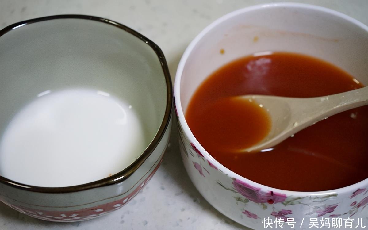 豆腐别总炖了,做成豆腐饼,酸甜软嫩,刚上桌分分钟就吃光了