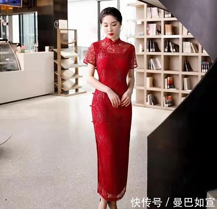 风情 一片落叶知一秋,时尚走优雅秋日路线,长款旗袍勾勒出万种风情