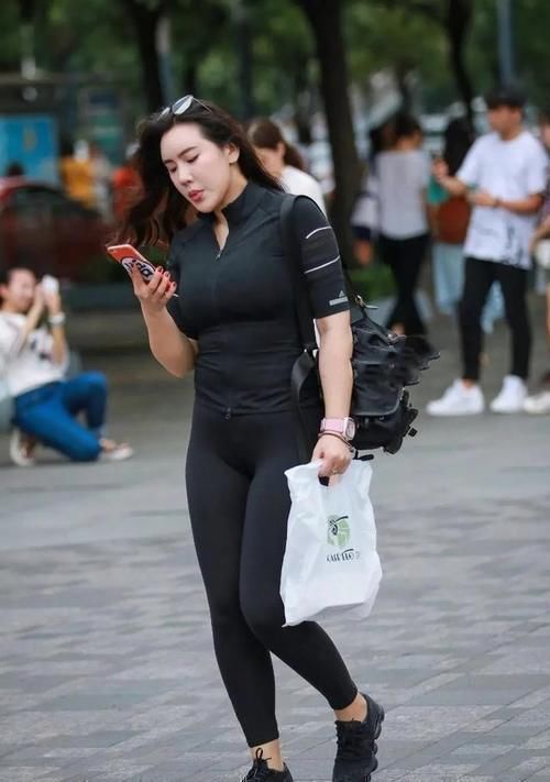 蕾丝 金色链条包包搭配黑色高跟鞋,显得整个人清新脱俗,又有点小心机