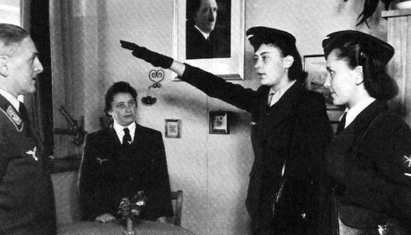 纳粹|二战时期德国女兵的风采，图6是纳粹的标志性动作