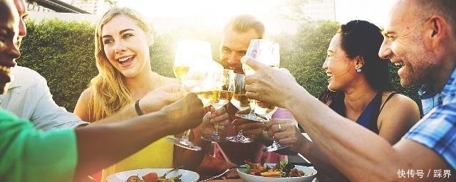 喝完白酒后睡觉，有时会口渴有时却没感觉？这是怎么回事？