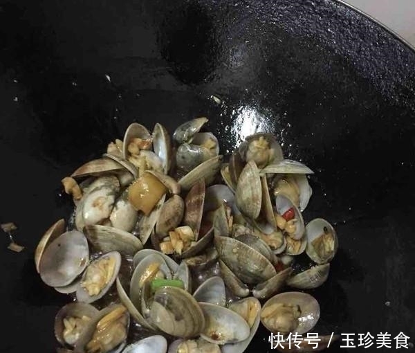 炒花甲怎么才能做出鲜味又没沙子?海边人教你正宗做法,巨赞!