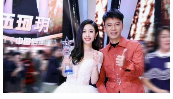 伍珂玥夺冠后,不仅签约了梦响强音,还成为了禁毒大使