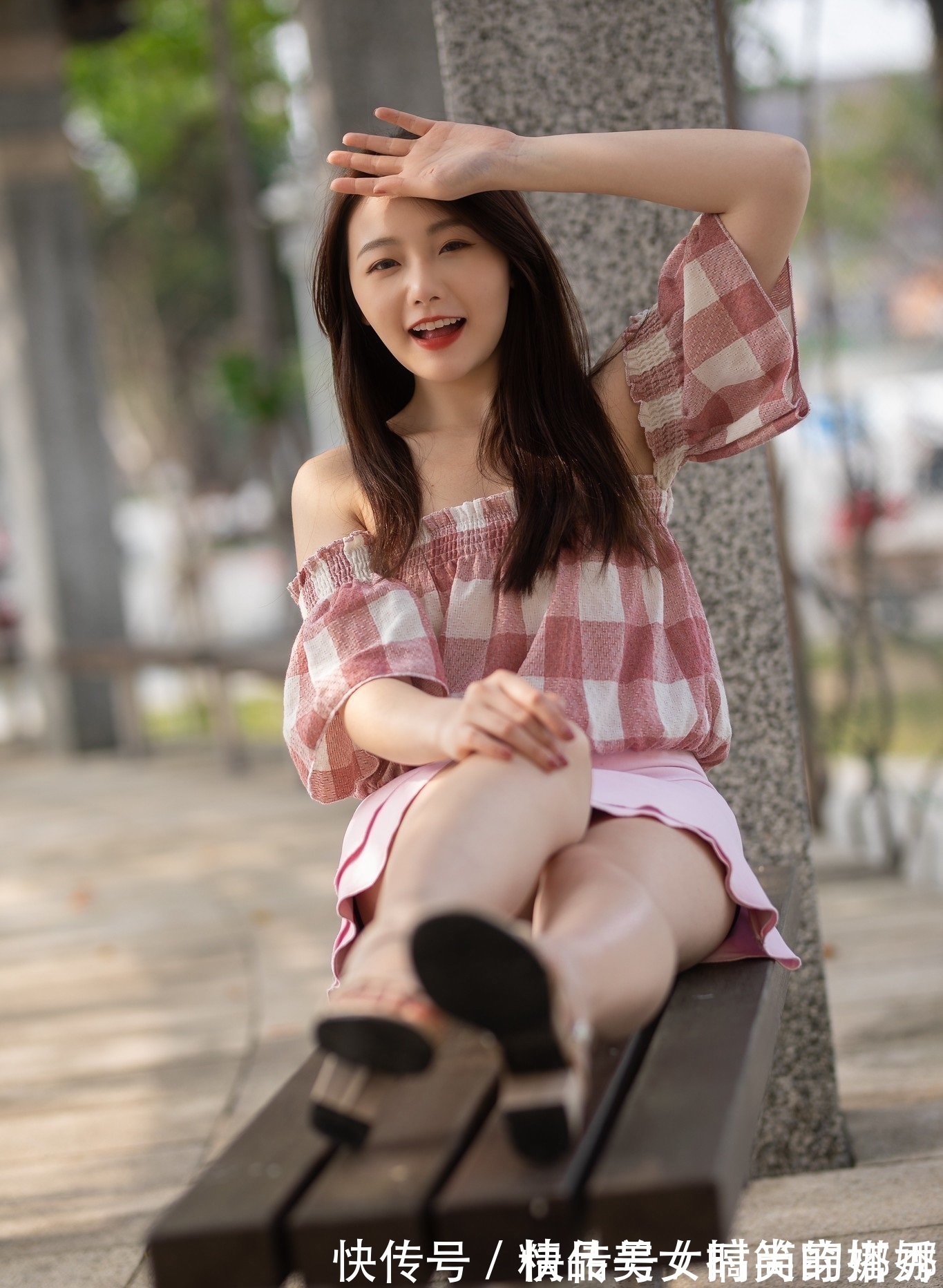 短裙|粉白格子的上衣搭配粉色的双层短裙,很显青春的甜美气息