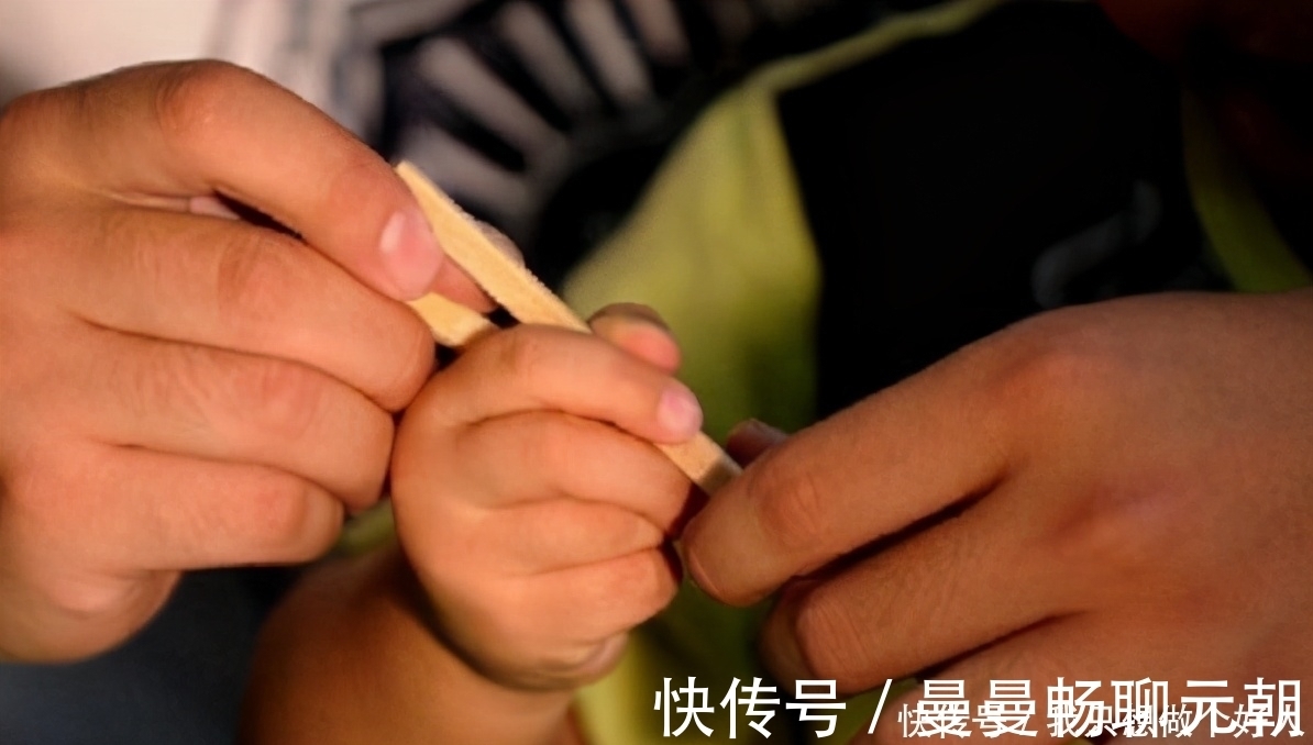 宝宝|孩子几岁学用筷子比较好?太早接触不合适,容易影响娃的积极性