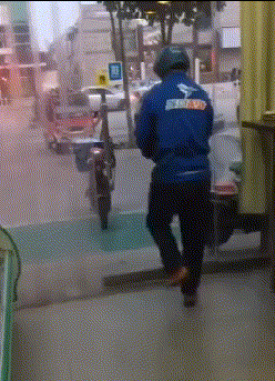 |搞笑GIF段子:理发店小哥也有心情暴躁的时候