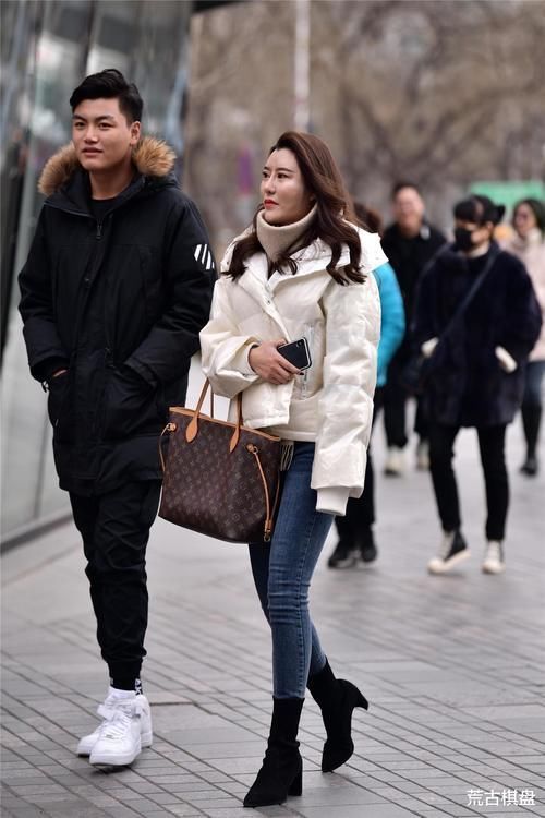紧身牛仔裤,搭配长靴还是短靴?时尚姑娘有着自己的搭配技巧