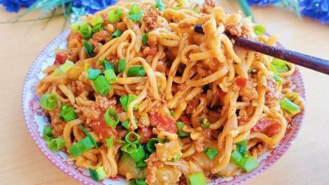 西红柿|西红柿茄子焖面,香喷喷的,真是一锅不够吃,隔三差五家人就要吃