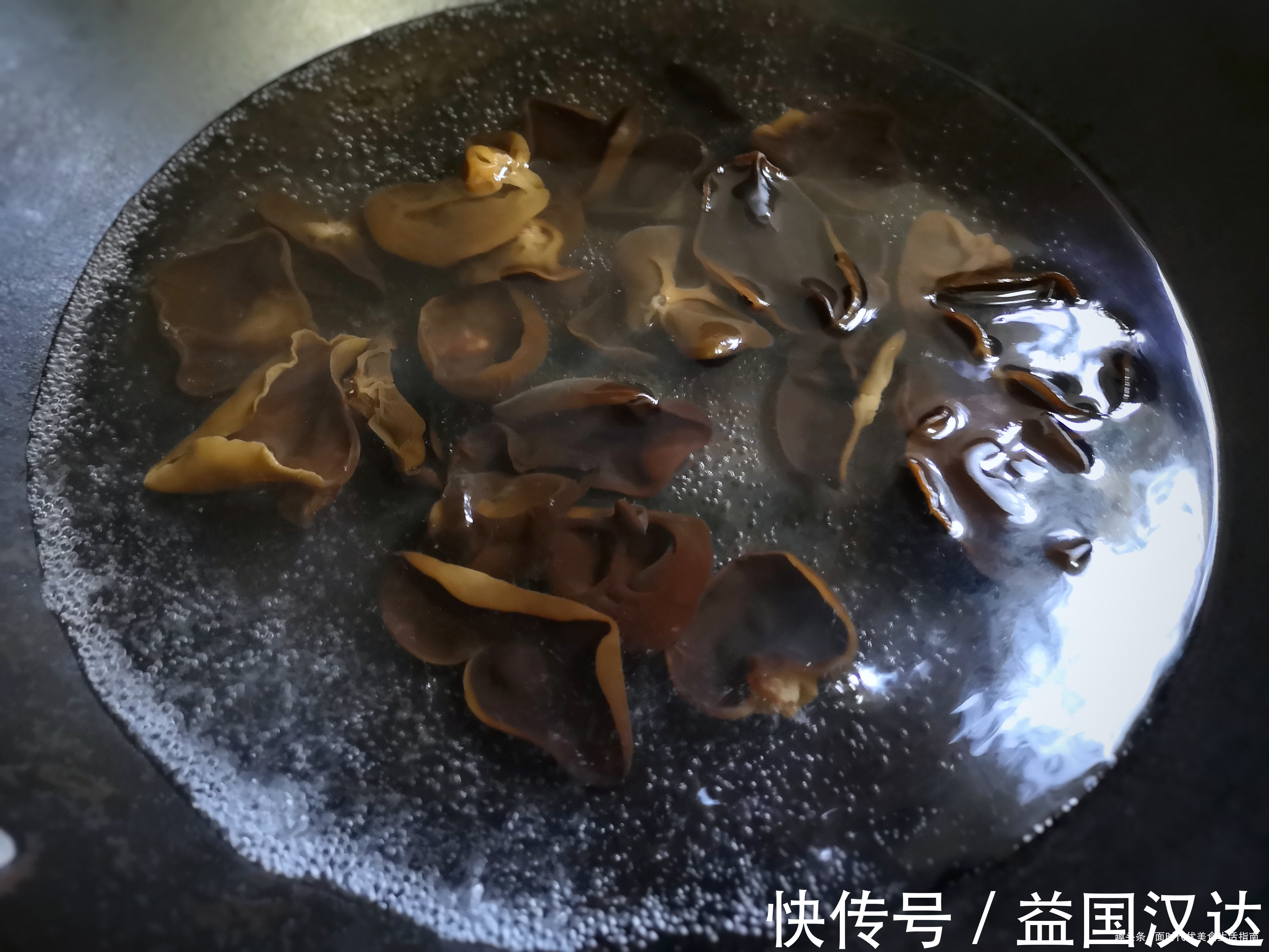 补血|它是“食物中的阿司匹林”,铁是菠菜的20倍,常吃滋肾养胃还补血