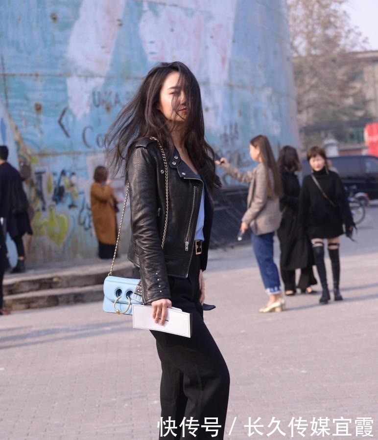 单鞋|七分直筒裤,搭配细高跟单鞋,配上黑色皮夹克,有质感还有气质