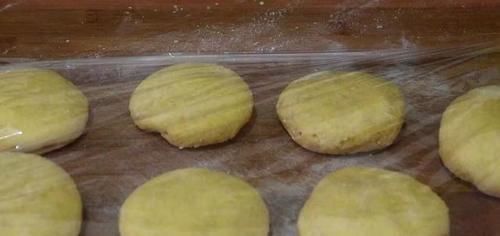  花生米别油炸了，教你1个健康吃法，加一碗玉米面，出锅就抢光