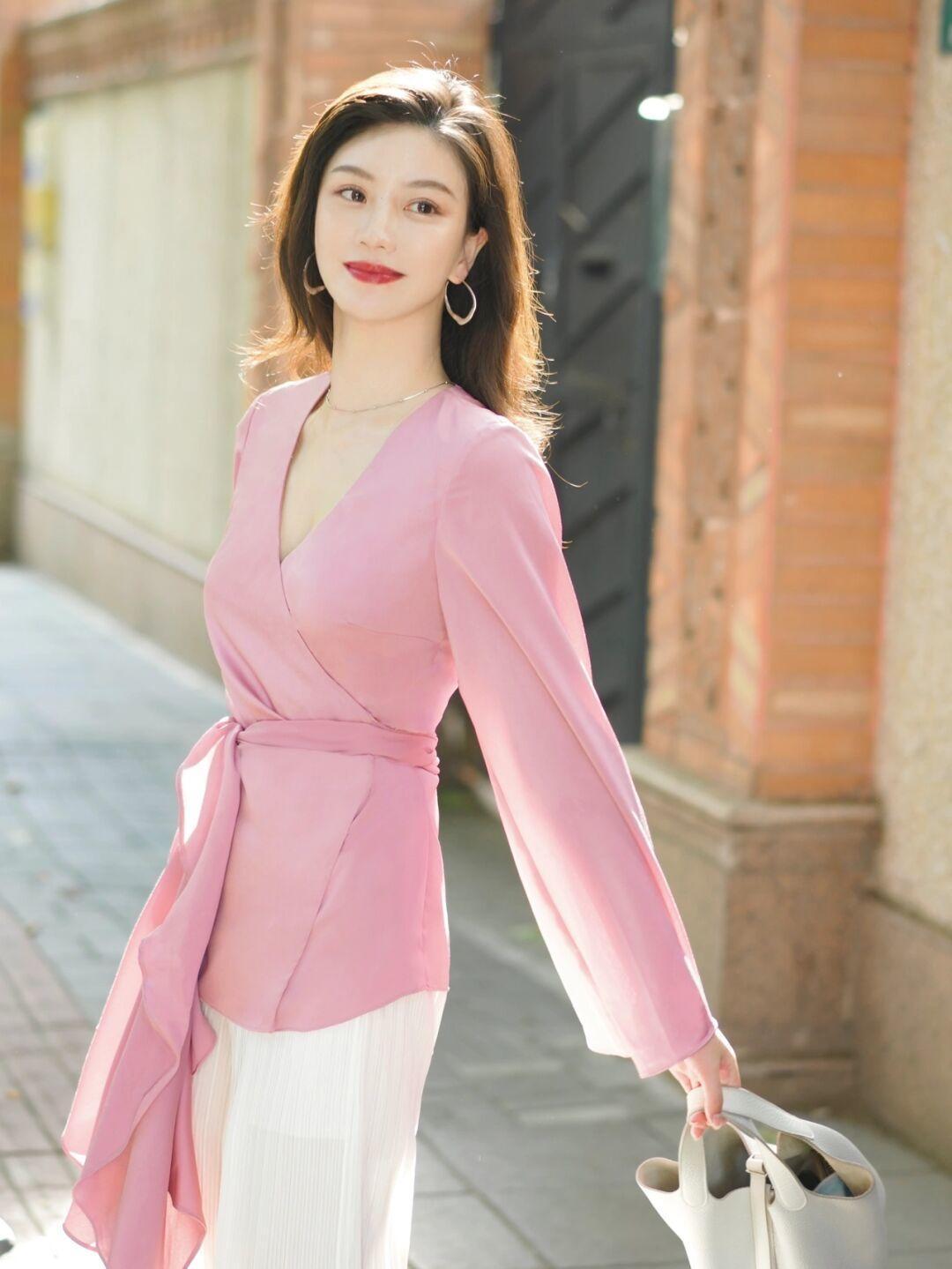 减龄|想要穿出少女感,不如试一试粉色衬衫+白色背带裤,穿起来元气十足!
