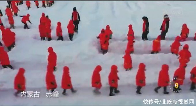 雪地|可爱！幼儿园小朋友身穿红衣雪地里玩“贪吃蛇”，网友：太羡慕了