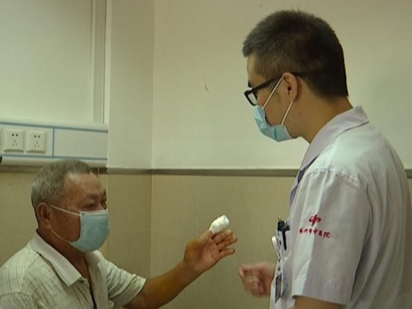 小龙虾|洗了只小龙虾，他差点截肢…