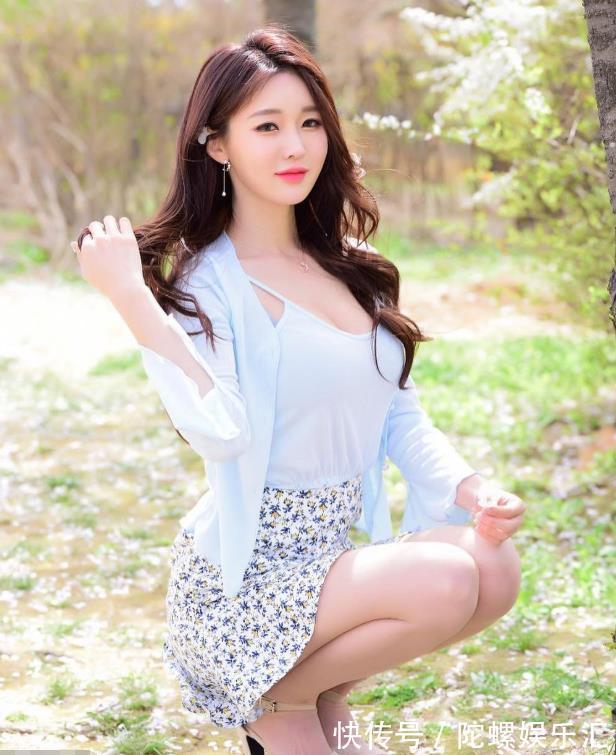 棕色调 蓝色开衫搭配碎花半身裙,做个温柔优雅的小仙女!