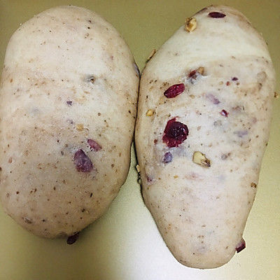 全麦蔓越莓核桃软欧包