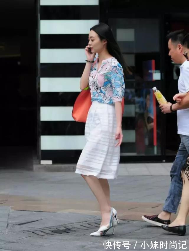 过膝 街拍路人,清雅的碎花搭配过膝短裙,让你成为文艺范的标志
